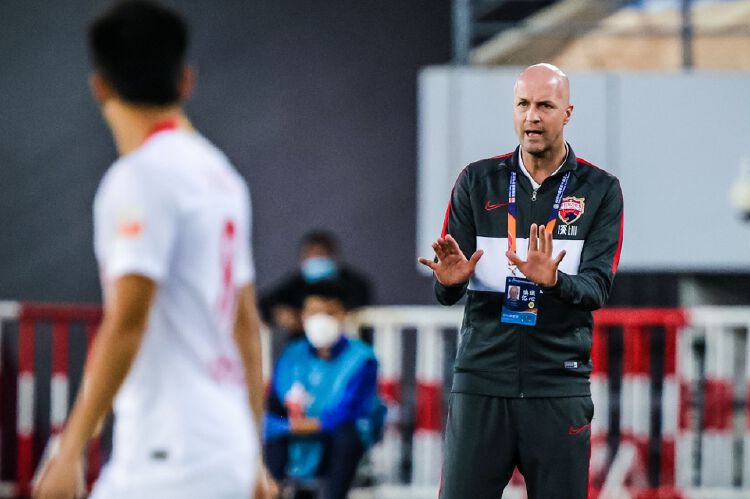 包含深圳佳兆业队员积极备战，为赢得关键胜利而拼搏的词条