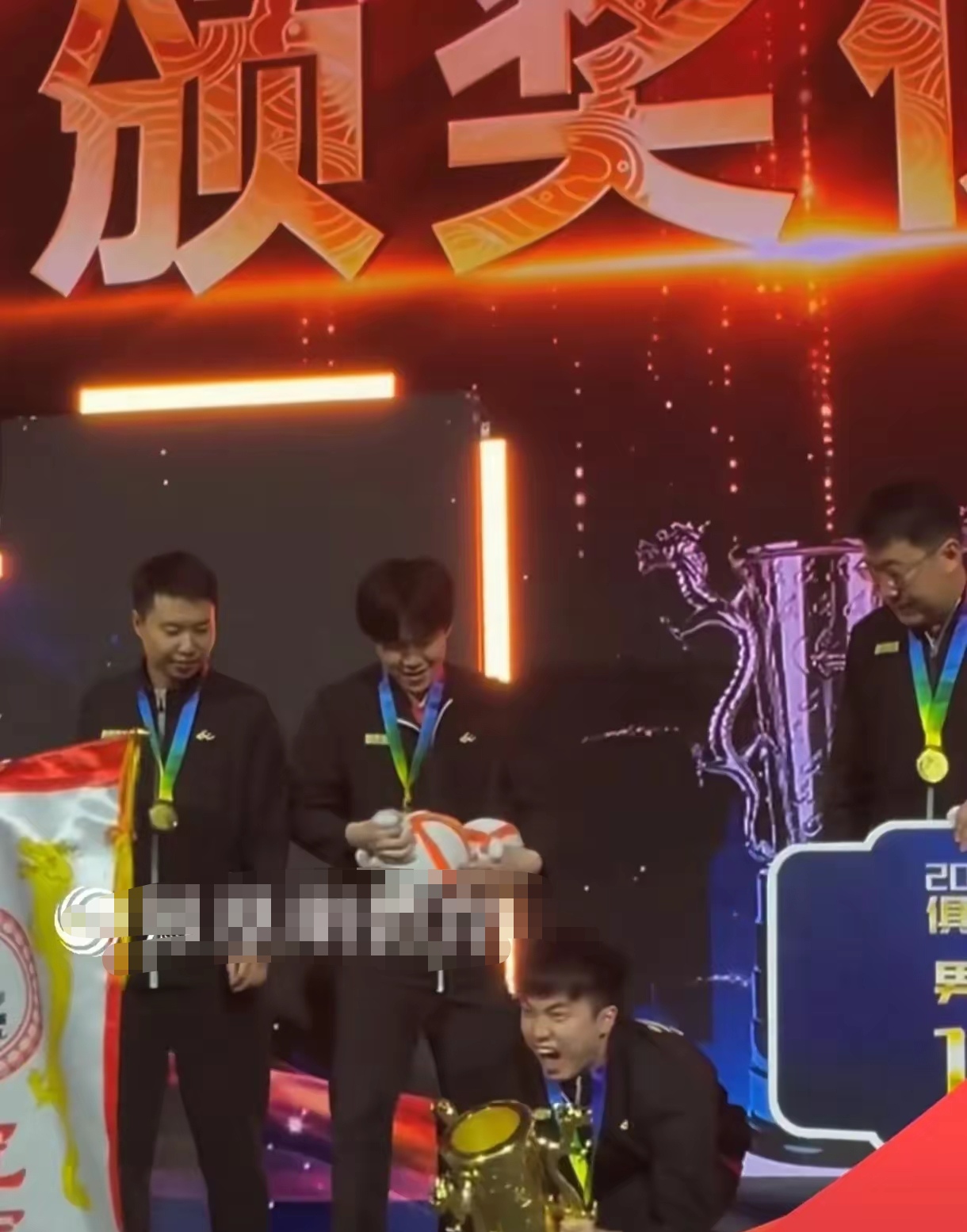 关于喜讯传来！冠军破纪录轻松捧奖杯的信息