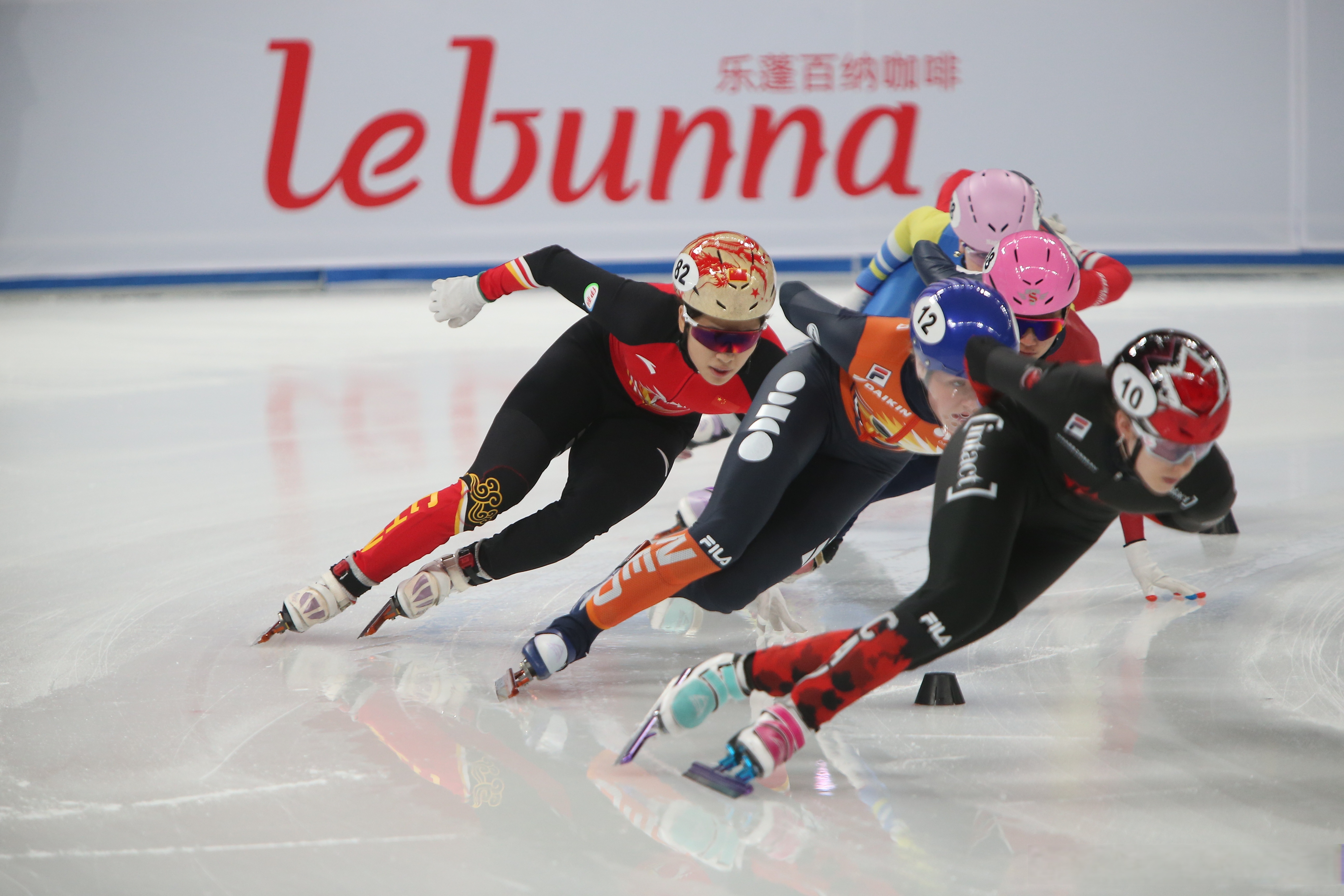 包含短道速滑赛场上掀起狂潮,冰上飞人争艳的词条 包含短道速滑赛场上掀起狂潮,冰上飞人争艳的词条