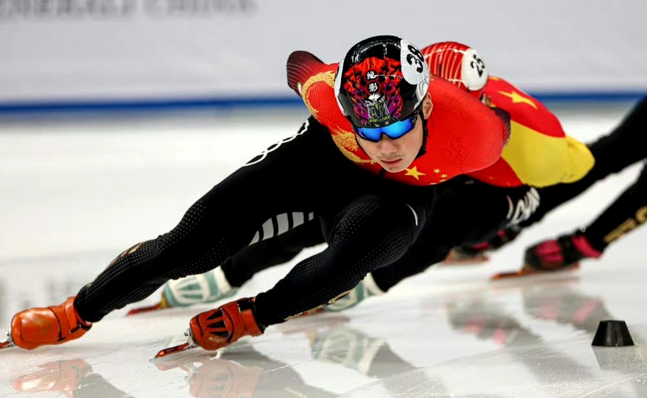 包含短道速滑赛场上掀起狂潮,冰上飞人争艳的词条 包含短道速滑赛场上掀起狂潮,冰上飞人争艳的词条