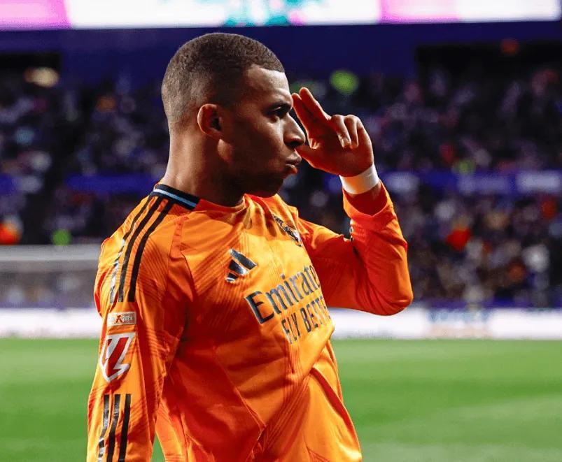 关于姆巴佩赛前列队欢迎泰山,尊重对手尽显风度!的信息 关于姆巴佩赛前列队欢迎泰山,尊重对手尽显风度!的信息