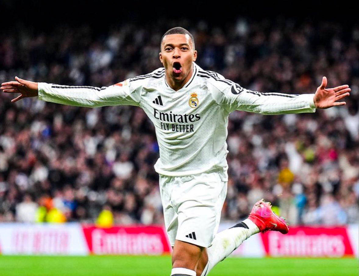 姆巴佩开场5分钟连进两球,曼联防线形同虚设! 姆巴佩开场5分钟连进两球,曼联防线形同虚设!